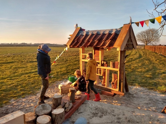 Mensen maken samen een insectenhotel van hout